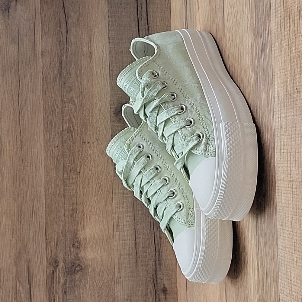 Converse shoes women Brand new platform.